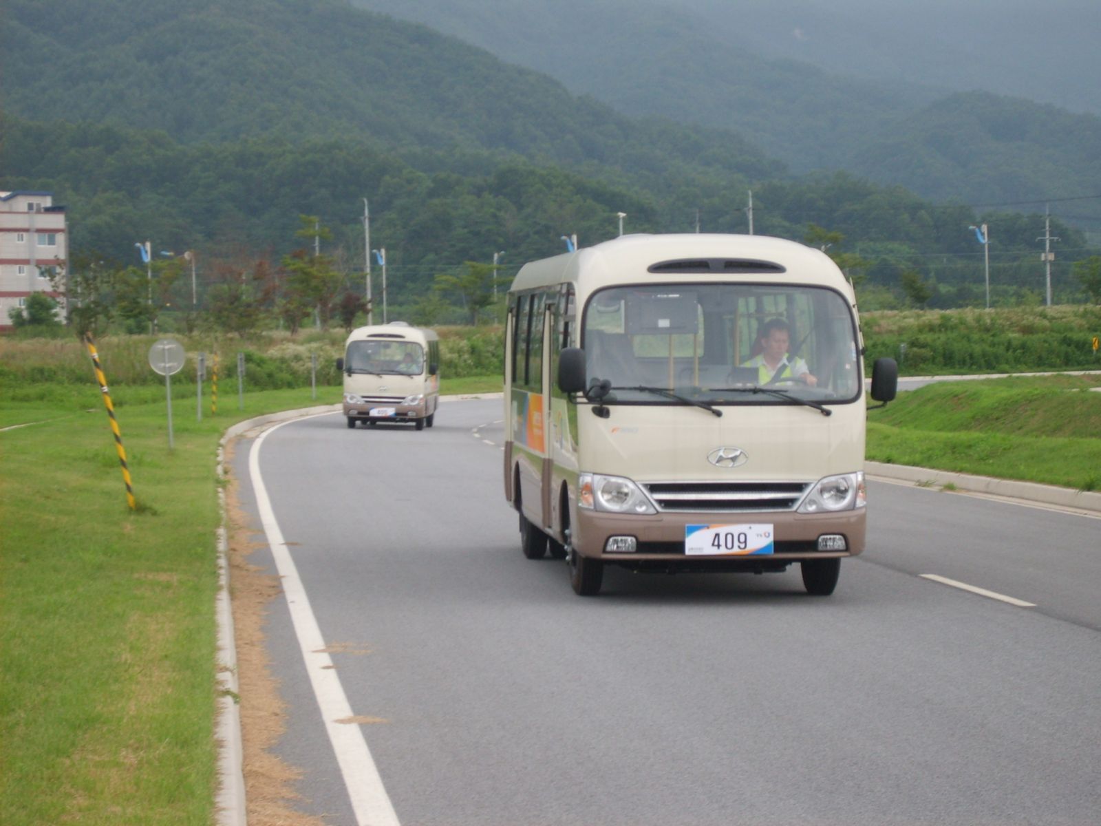 사람들이 친환경 경제운전을 강의를 듣고 실습해보는 모습.