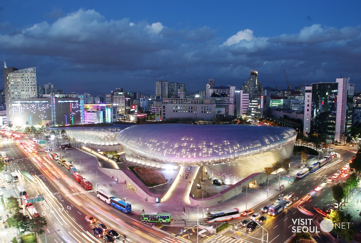 Сеул тэгу. Дондемун Плаза Корея. Сеул Тондэмун торговый центр. Dongdaemun Design Plaza (DDP). Ильсан город Южная Корея.